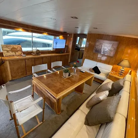 Botel Yate Aloha