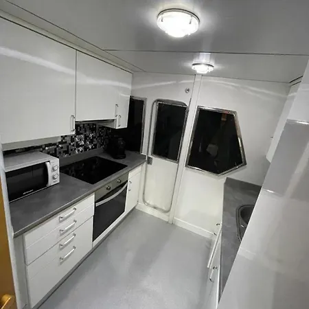Yate Aloha Botel Sant Adria de Besos