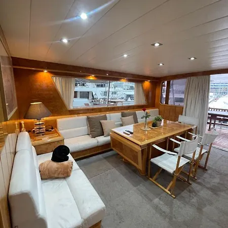 Yate Aloha Botel *